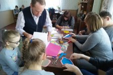 23 марта в рамках заседания клуба выходного дня для детей-инвалидов и их родителей «Огонёк» состоялся мастер-класс «Стильная открытка».